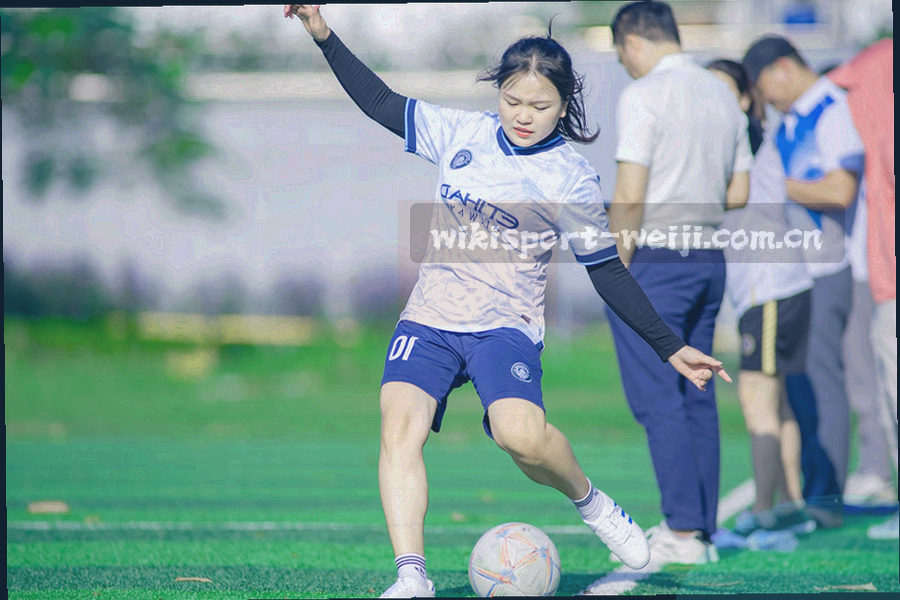 桌面上并排摆放的数据表格与纸笔，纸面带有手写标注与圈画